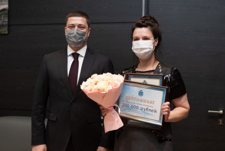 Михаил Ведерников наградил медиков, спасших пациентов во время пожара в псковской больнице