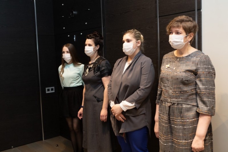 Михаил Ведерников наградил медиков, спасших пациентов во время пожара в псковской больнице