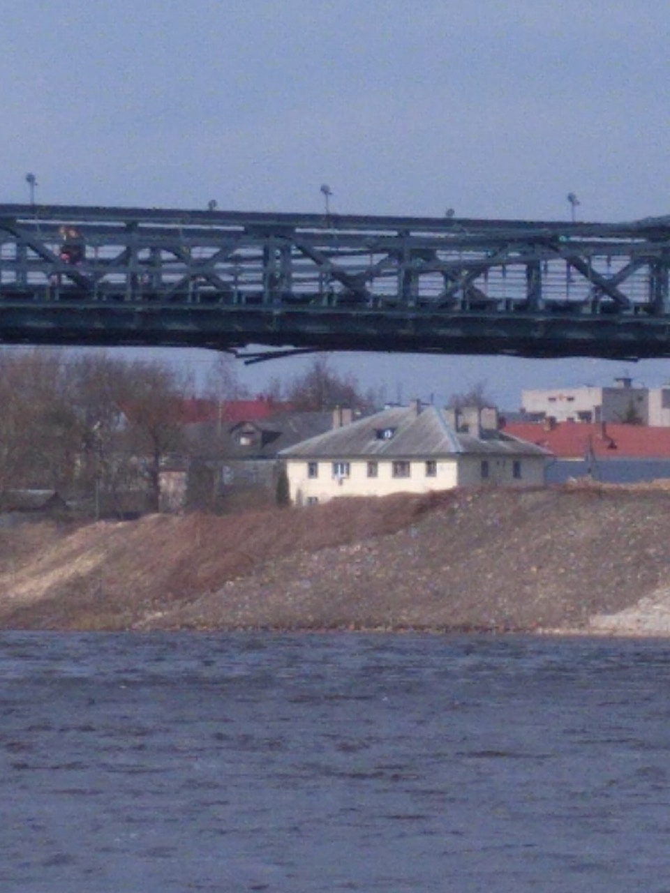 Ветер повредил цепной мост в Острове