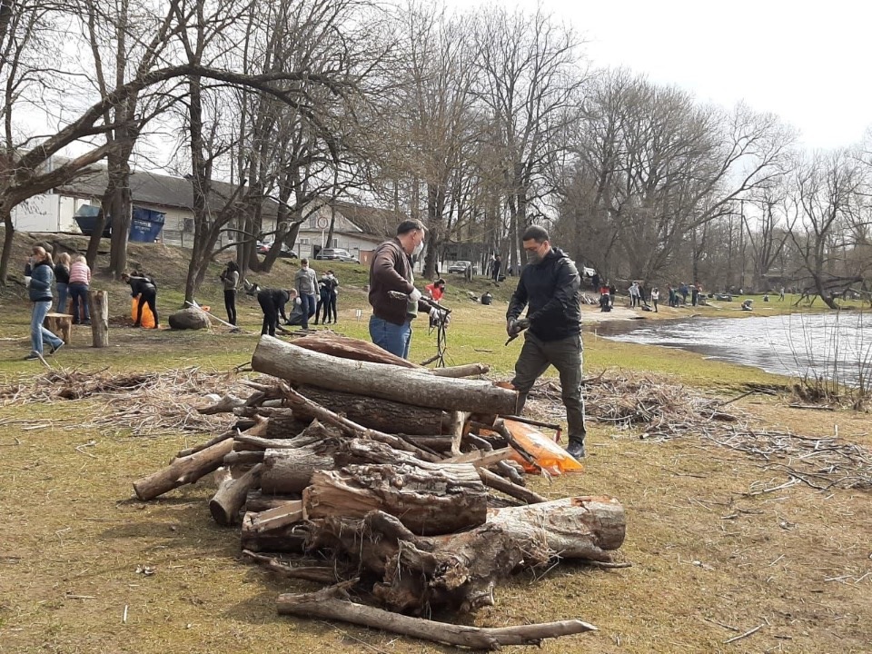 Псковский губернатор принял участие в субботнике возле Гремячей башни