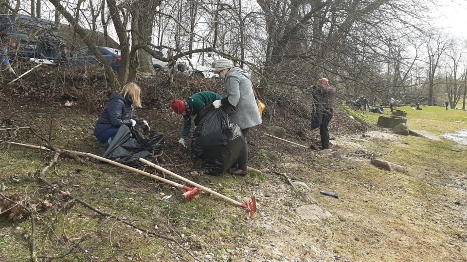 Псковский губернатор принял участие в субботнике возле Гремячей башни