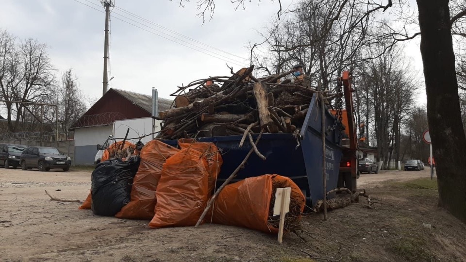 Псковский губернатор принял участие в субботнике возле Гремячей башни