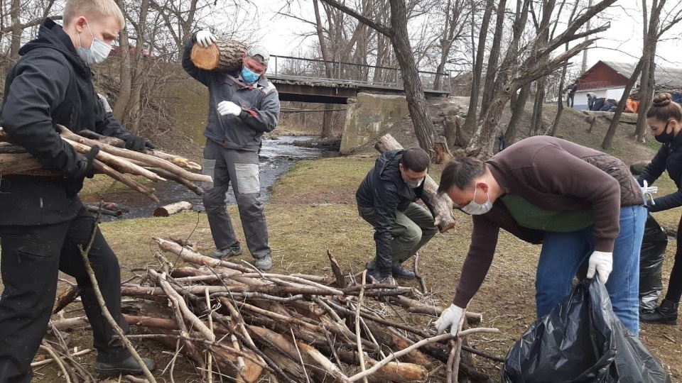 Псковский губернатор принял участие в субботнике возле Гремячей башни