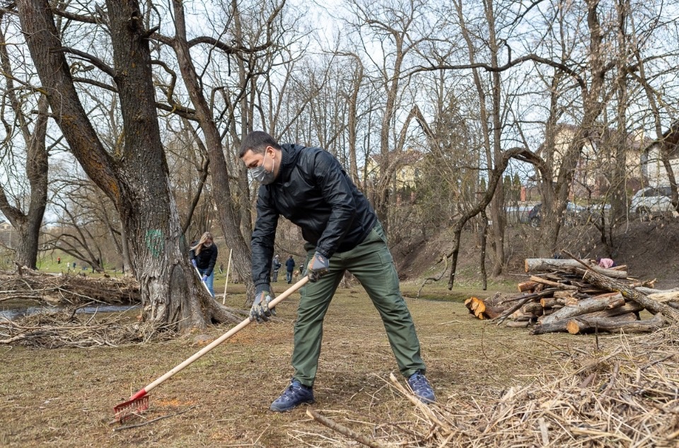 Михаил Ведерников призвал псковичей принять участие в субботнике 24 апреля