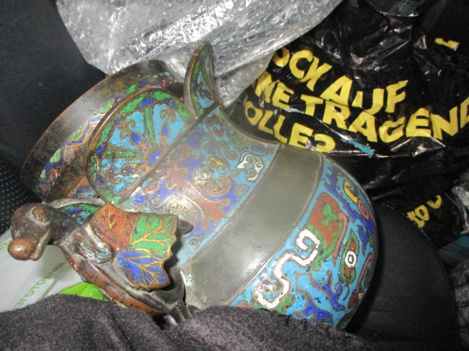 Псковские пограничники не дали вывезти в Латвию древнюю китайскую вазу