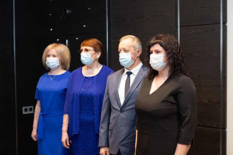 Михаил Ведерников наградил лучших муниципальных служащих Псковской области Михаил Ведерников наградил лучших муниципальных служащих Псковской области