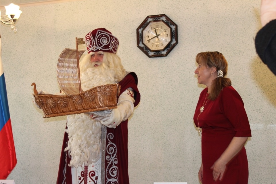 Дед Мороз получил в Порхове первый экспонат для своего музея Ганзы