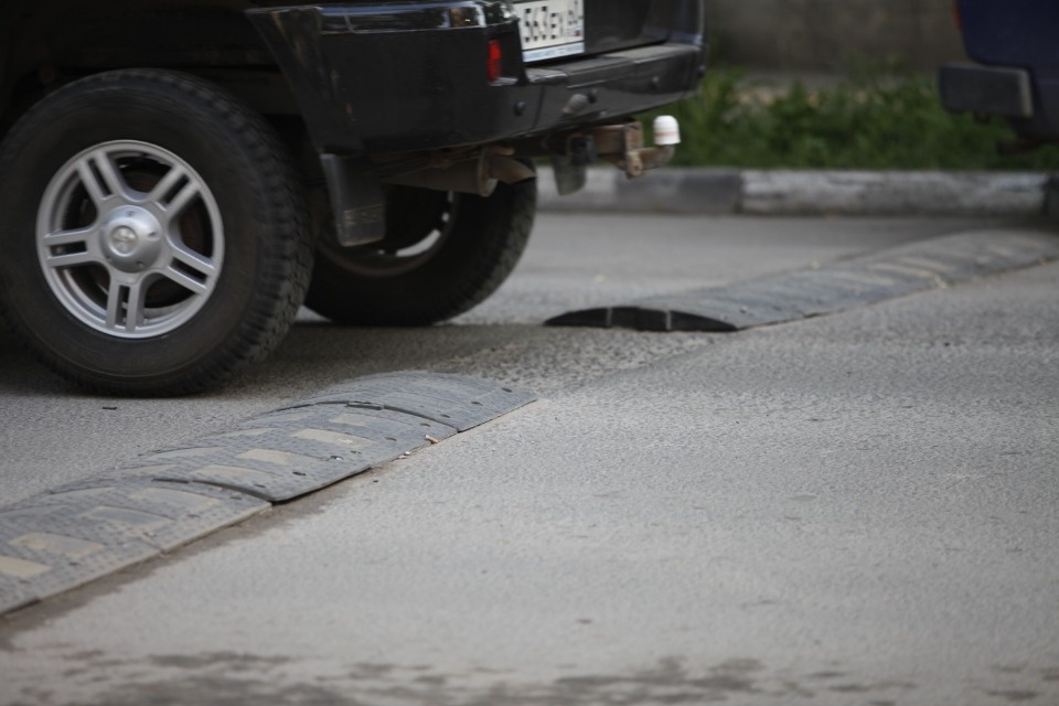 Псковичам разъяснили правила установки «лежачего полицейского» во дворе
