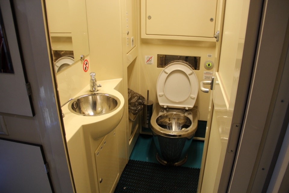 Новые комфортабельные вагоны появились в пригородных поездах «Псков — Дно»