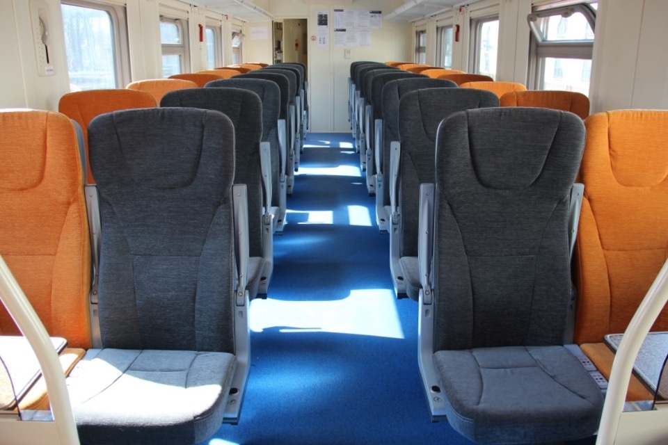 Новые комфортабельные вагоны появились в пригородных поездах «Псков — Дно»