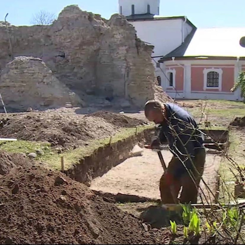 На территории Снетогорского монастыря обнаружены остатки гончарного производства  