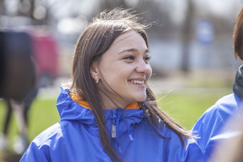 Каштаны, березы, сирень и туи посадили в сквере около Октябрьского виадука в Пскове 