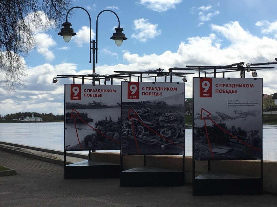Фотовыставка «История города Пскова в войну» открылась на набережной реки Великой 