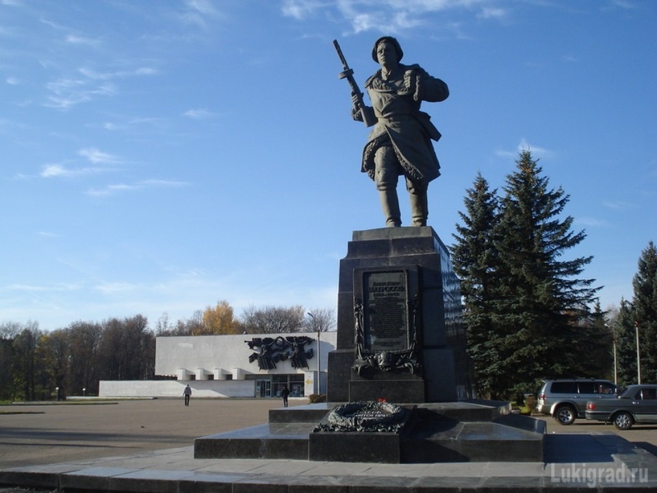 Памятники и память