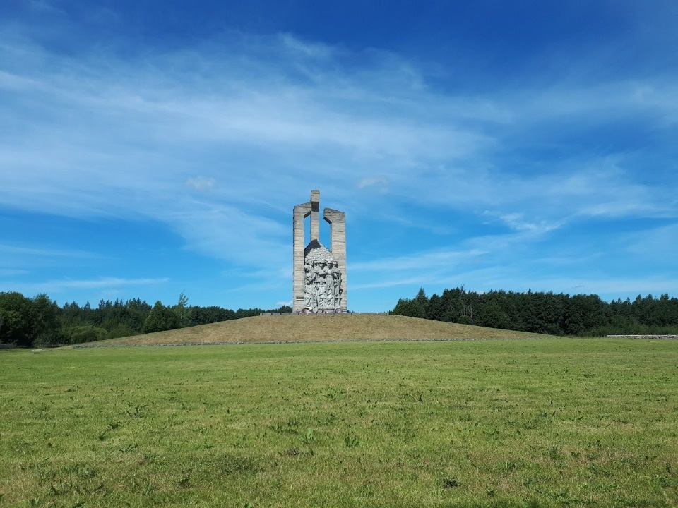Памятники и память