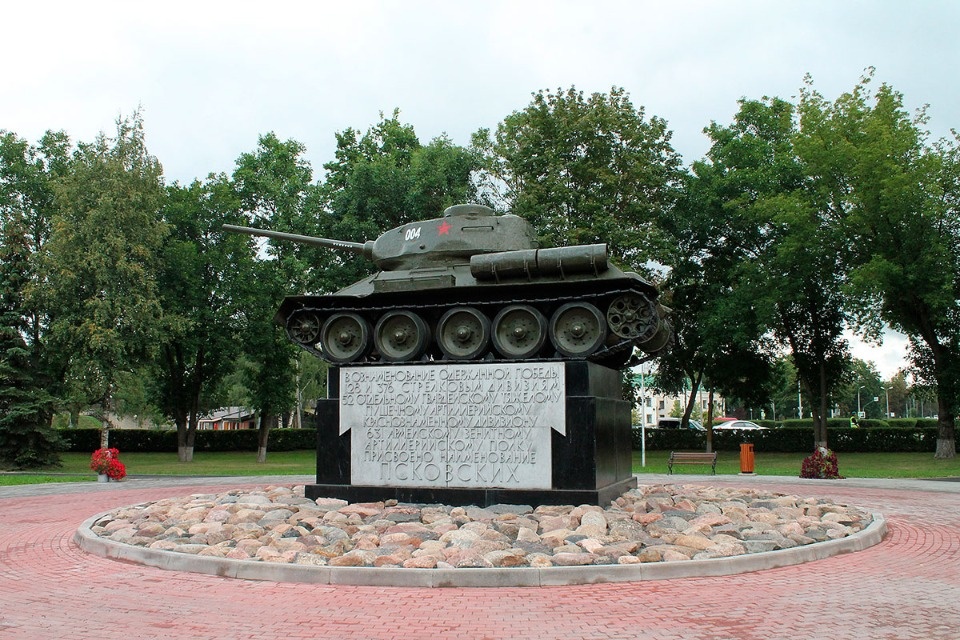 Памятники и память