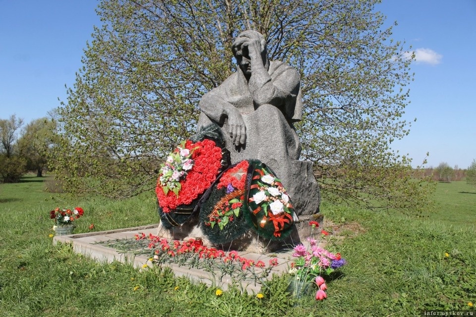 Памятники и память