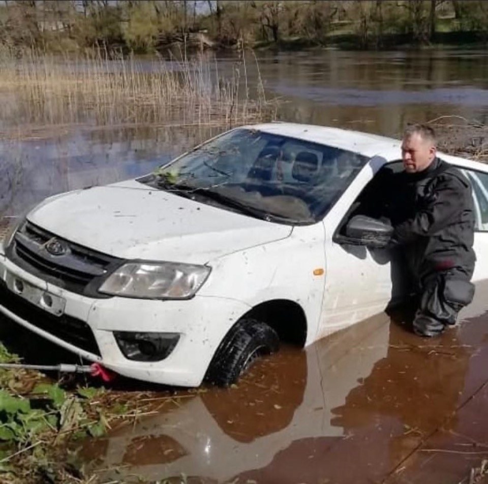 Псковские дайверы подняли затонувшую в реке машину