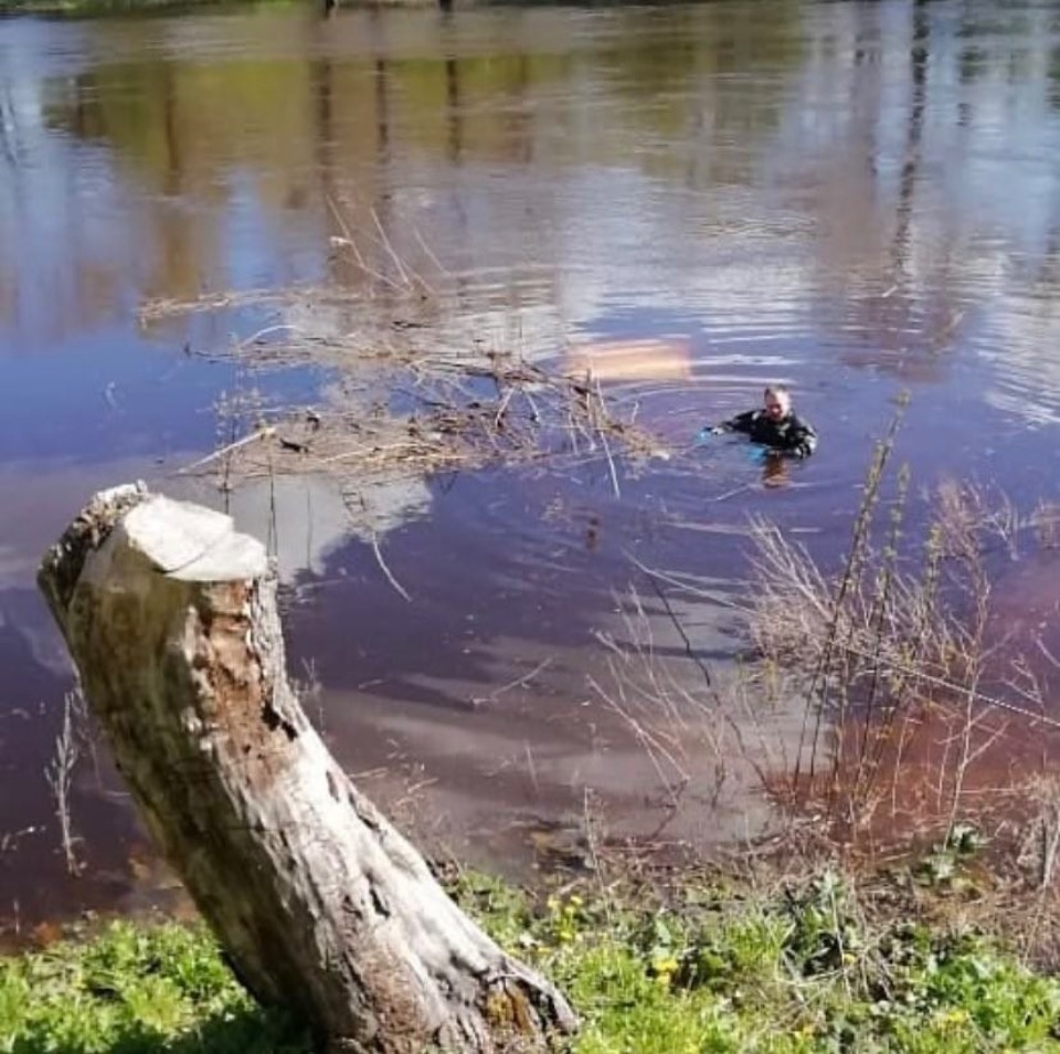 Псковские дайверы подняли затонувшую в реке машину