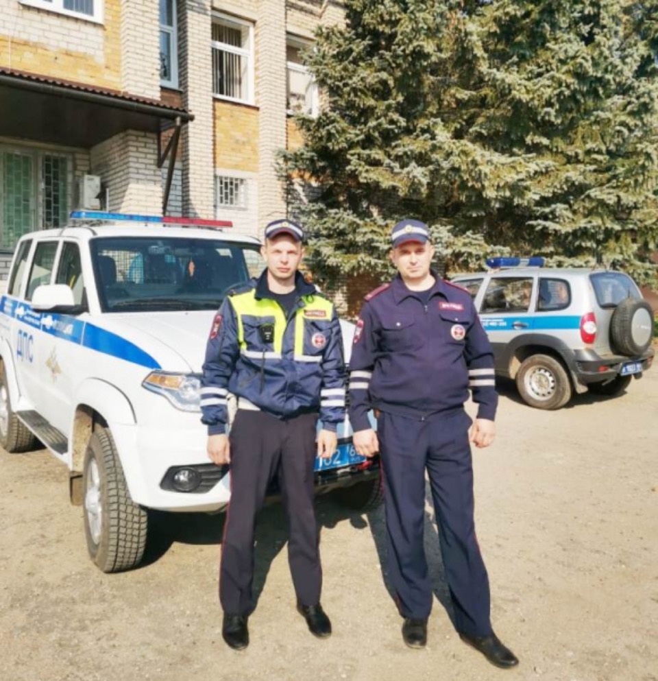 Полицейские помогли великолучанке с ребенком вытащить застрявшую в грязи машину