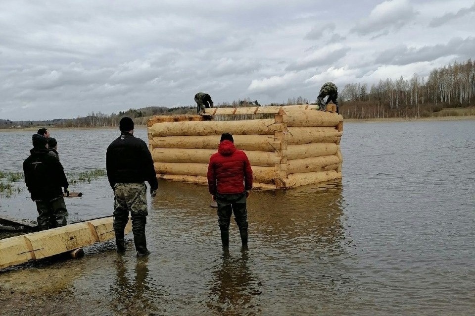 К вечеру 13 мая часовню-купель на Городищенском озере в Изборске полностью разберут