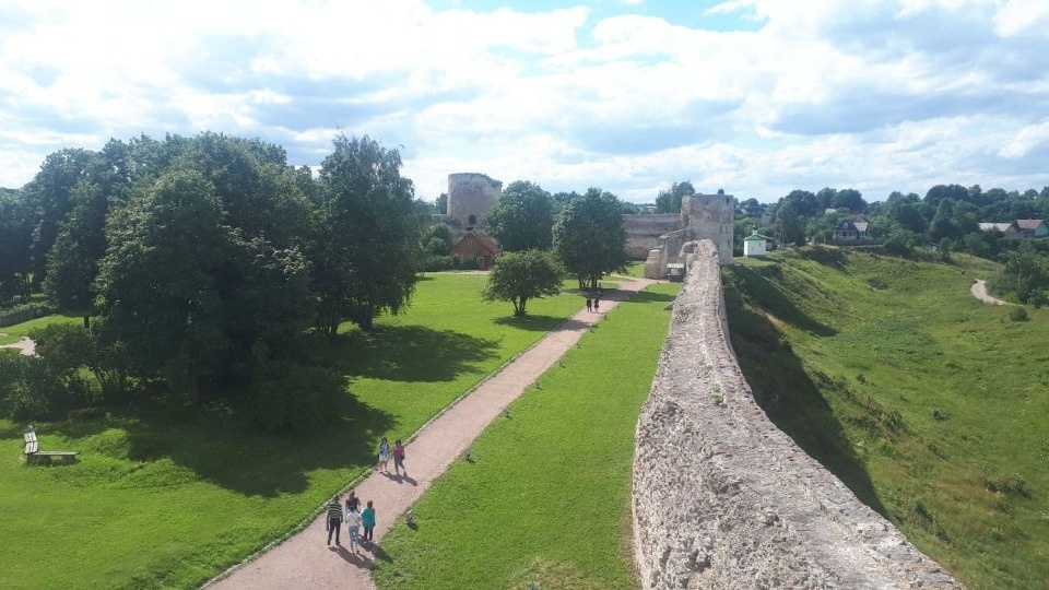  17 мая в Изборске откроют знак Ассоциации «Самые красивые деревни и городки России»