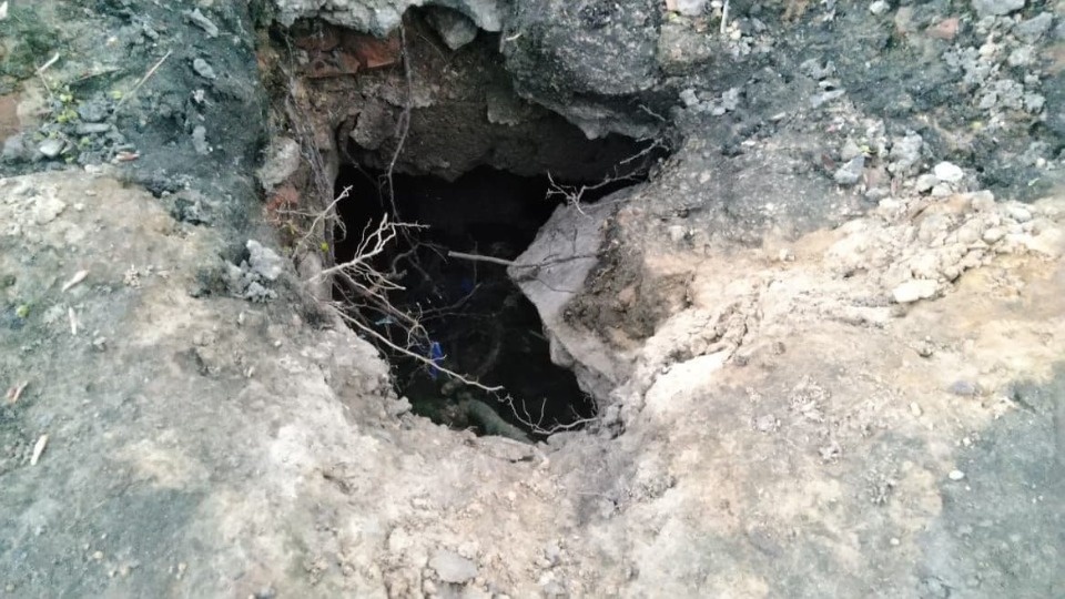 Грунт провалился на пешеходной дорожке в одном из центральных парков Пскова