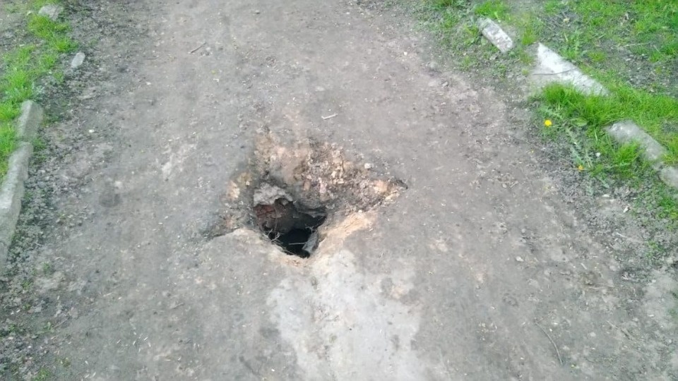 Грунт провалился на пешеходной дорожке в одном из центральных парков Пскова