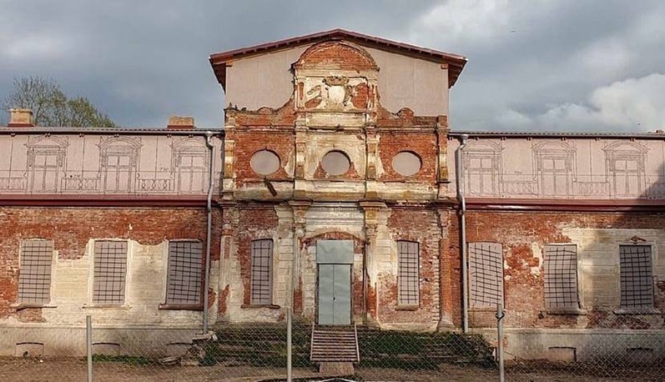 Вместо сгоревшего этажа усадьбы в Волышово установили баннер Вместо сгоревшего этажа усадьбы в Волышово установили баннер