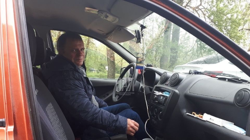 Водитель печорской Скорой помощи принял роды в машине Водитель печорской Скорой помощи принял роды в машине