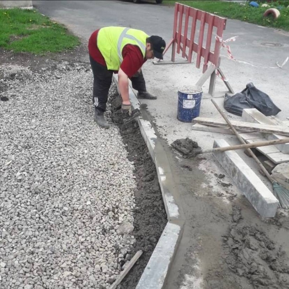 Косить траву на центральных улицах Пскова будут без перерыва до глубокой осени