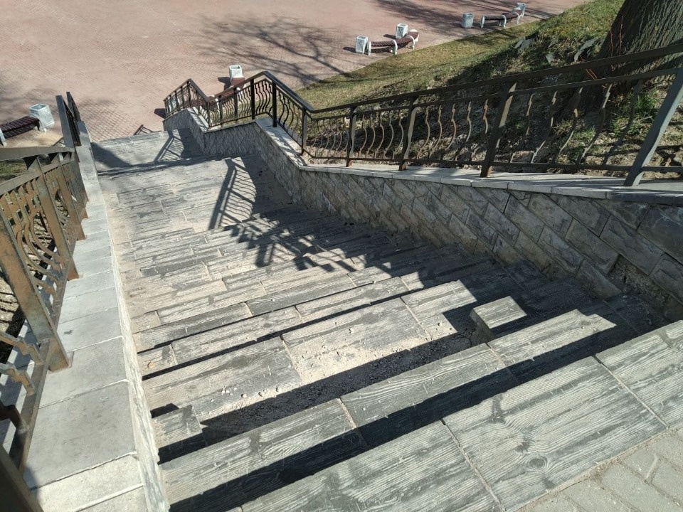 Одну из лестниц, ведущих в Финский парк, отремонтировали в Пскове