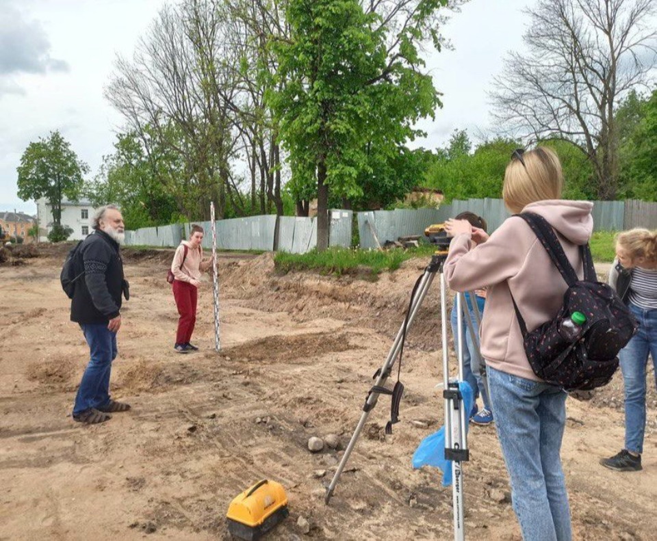 Новые раскопки проводят археологи на улице Леона Поземского в Пскове