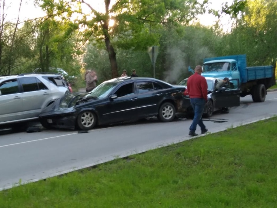 Четыре автомобиля столкнулись на Сиреневом бульваре в Пскове Четыре автомобиля столкнулись на Сиреневом бульваре в Пскове