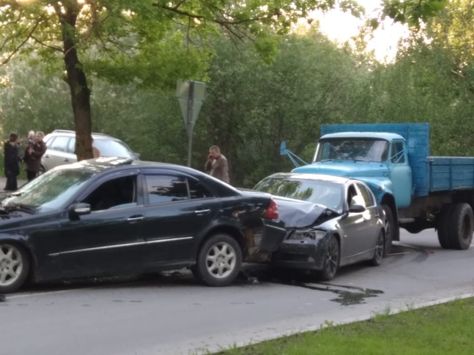 Четыре автомобиля столкнулись на Сиреневом бульваре в Пскове Четыре автомобиля столкнулись на Сиреневом бульваре в Пскове