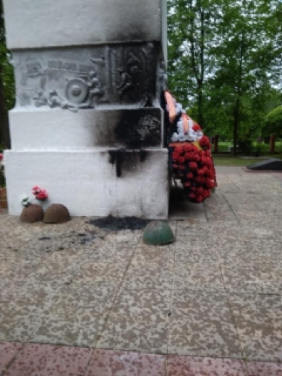 В Великих Луках повредили памятник Неизвестному солдату 