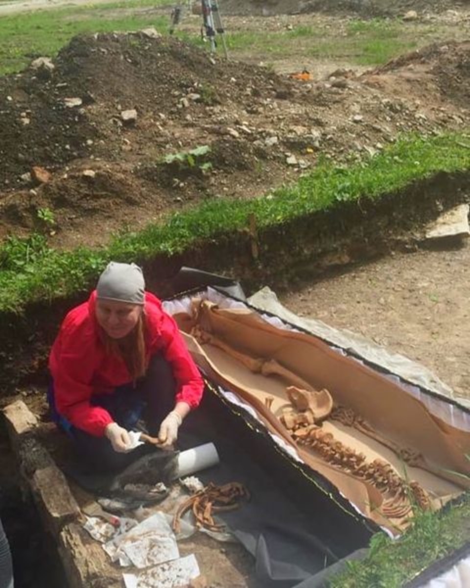 Погребение XIV-XVI веков обнаружили псковские археологи в Снетогорском монастыре