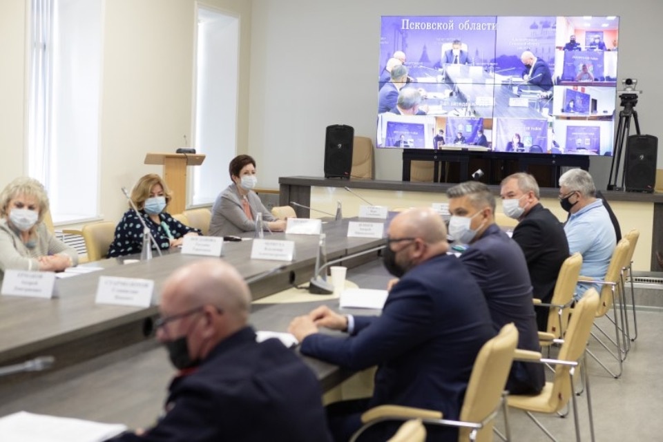 Более 450 уроков о безопасном поведении на дороге провели в псковских школах