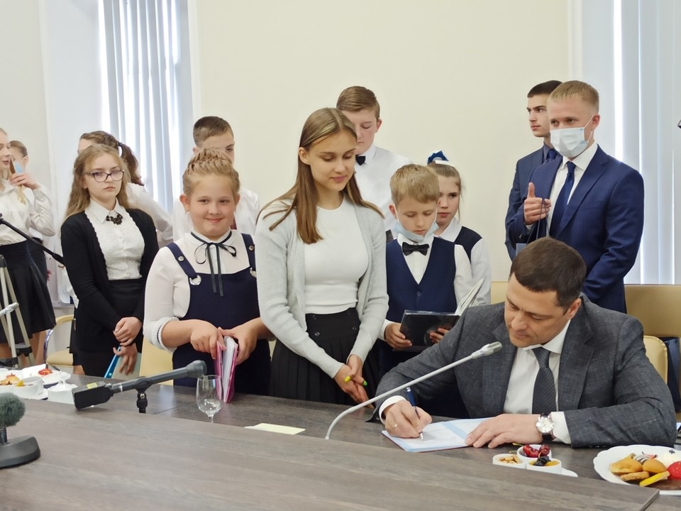 Президент, врач и мастер спорта: псковские отличники рассказали Михаилу Ведерникову о профессиях мечты Президент, врач и мастер спорта: псковские отличники рассказали Михаилу Ведерникову о профессиях мечты