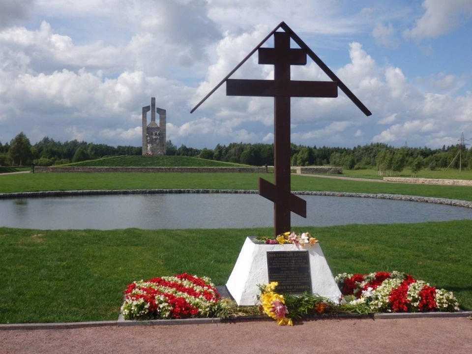 На «Озере слёз» у памятника на месте концлагеря «Дулаг-100» заметили рыбаков