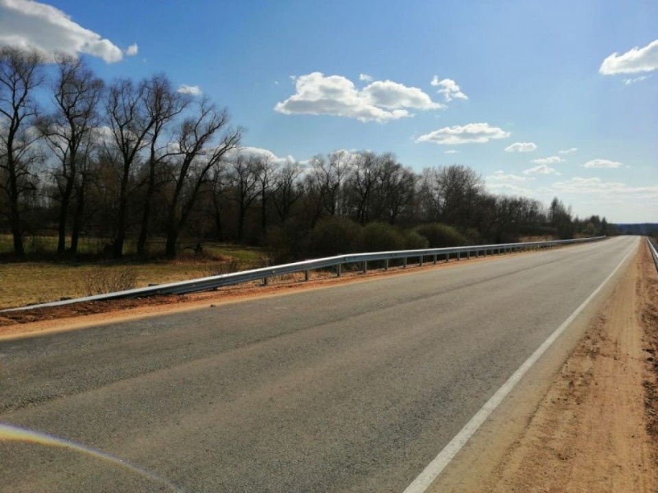 На дорогах в Дедовичском и Бежаницком районах заменили ограждение 