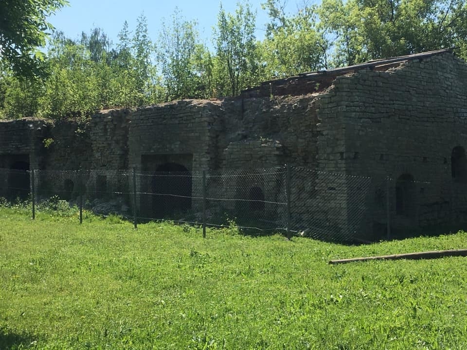 Памятник XIV века на берегу реки Псковы обнесли забором на время противоаварийных работ