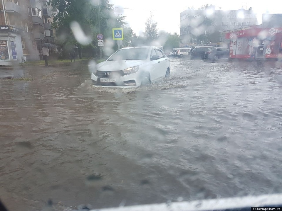 Замглавы администрации Пскова: Ливневой канализации на улице Яна Фабрициуса нет