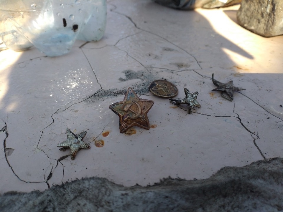 Подшлемник и часть комбинезона пилота нашли псковские поисковики на месте крушения советского самолета ИЛ-2