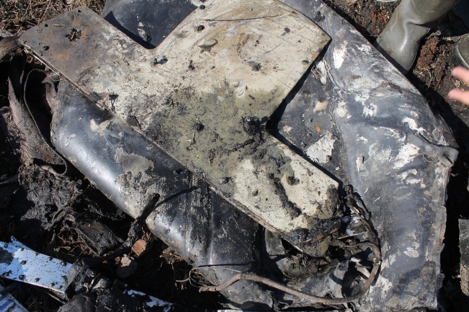 Подшлемник и часть комбинезона пилота нашли псковские поисковики на месте крушения советского самолета ИЛ-2