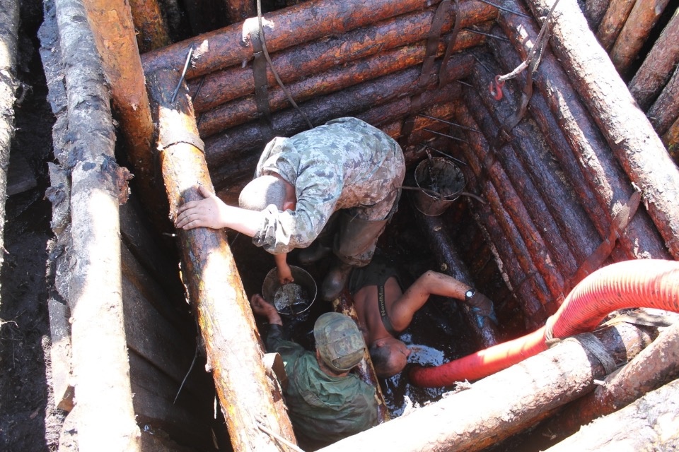 Подшлемник и часть комбинезона пилота нашли псковские поисковики на месте крушения советского самолета ИЛ-2