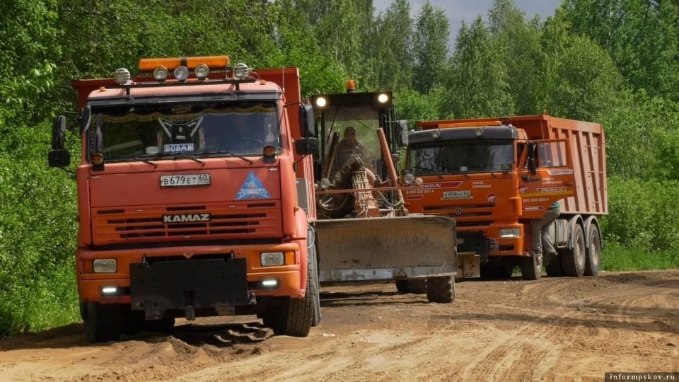 На дорогу в деревню Самолва отсыпается по 500 тонн материала ежедневно На дорогу в деревню Самолва отсыпается по 500 тонн материала ежедневно