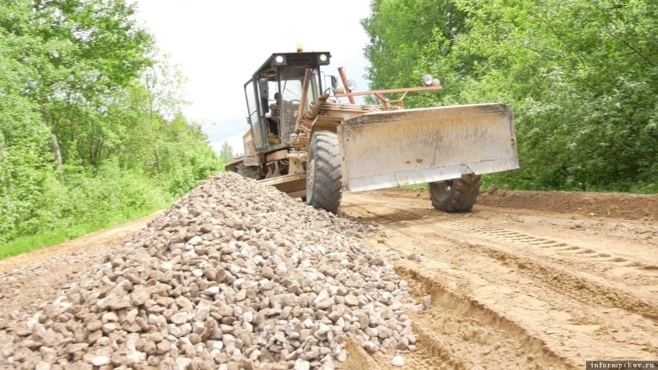 На дорогу в деревню Самолва отсыпается по 500 тонн материала ежедневно На дорогу в деревню Самолва отсыпается по 500 тонн материала ежедневно