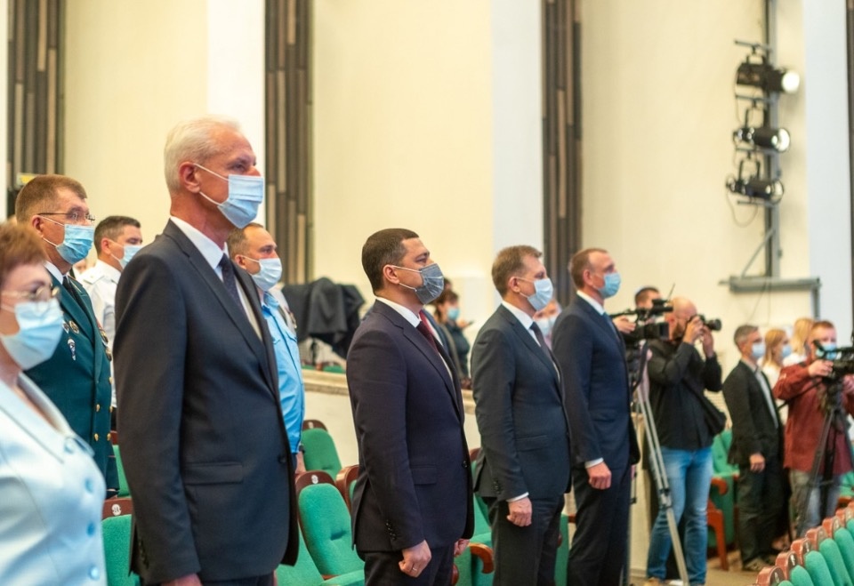 В преддверии Дня России Михаил Ведерников вручил псковичам награды 