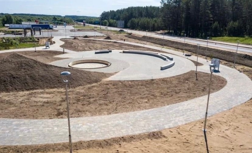 Площадку для памятного знака Знамени Победы благоустраивают под Идрицей